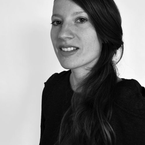 Portrait Esther Strauß in schwarz-weiß